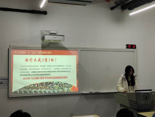 冰箱上贴着许多海报AI 生成的内容可能不正确。
