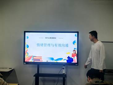 男人在电视前玩游戏 AI 生成的内容可能不正确。